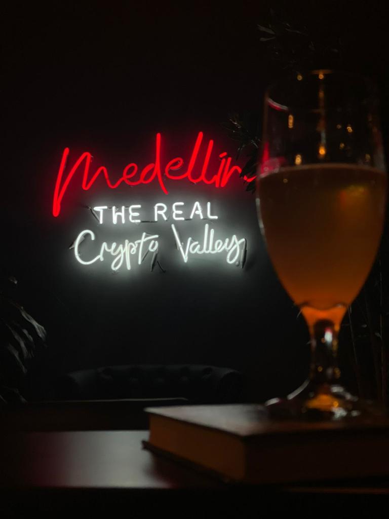 local de club hash house en medellín con frase the real crypto valley