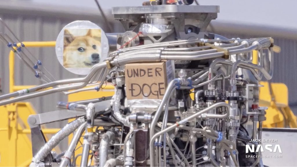 artefacto de spacex con cara del perro doge y un letrero que dice under doge haciendo referencia a dogecoin