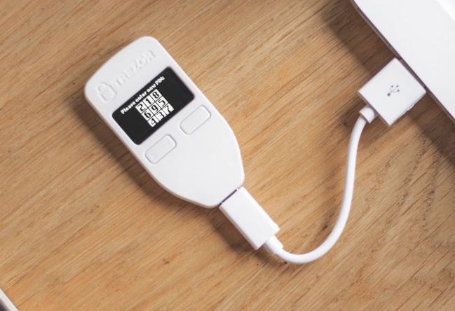 Wallet Trezor conectado a una laptop