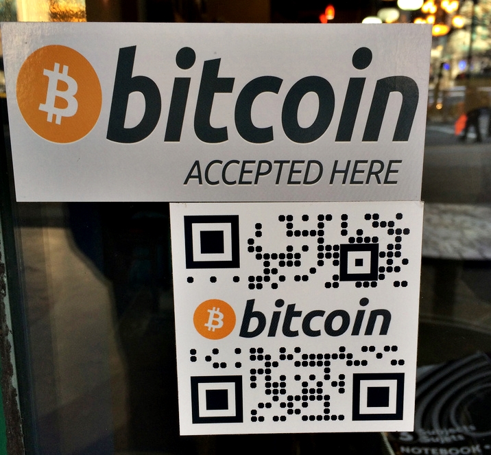 cartel de aceptación de bitcoin en tienda